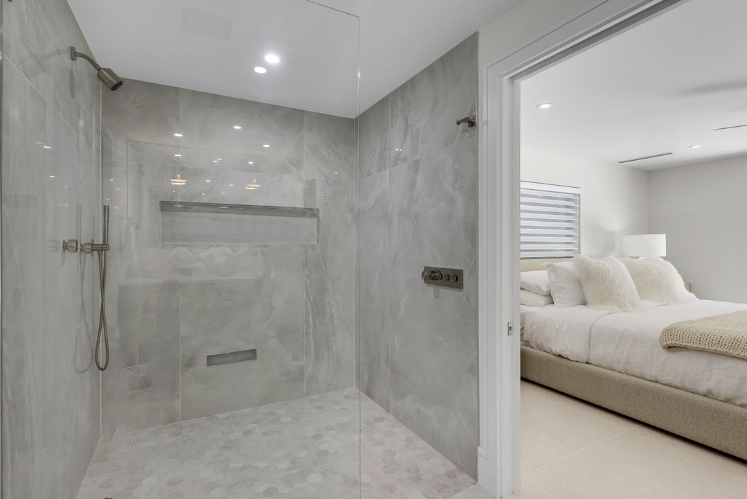 1095 Sandpiper St, Naples, FL 34102