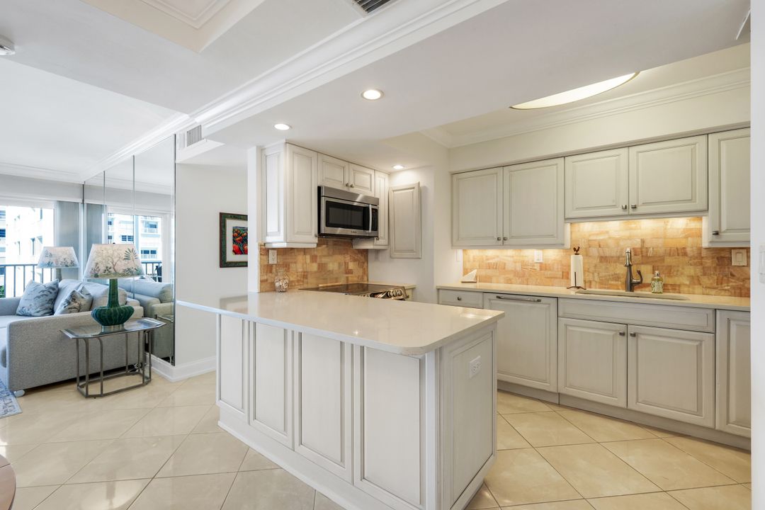 3443 Gulf Shore Blvd N #313, Naples, FL 34103