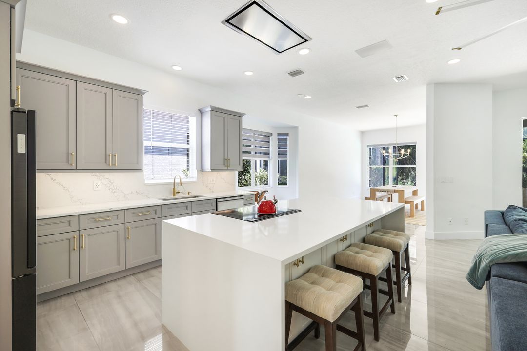 6072 Highwood Park Ln, Naples, FL 34110