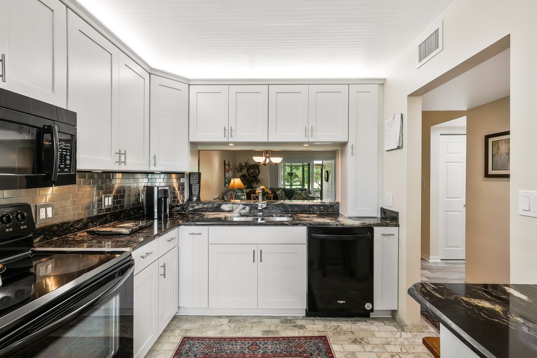 9290 Lake Park Dr #104, Fort Myers, FL 33919