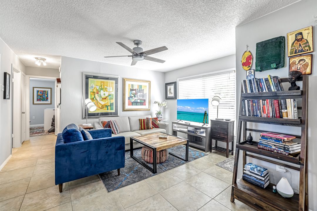 10095 7th St N #3, Naples, FL 34108