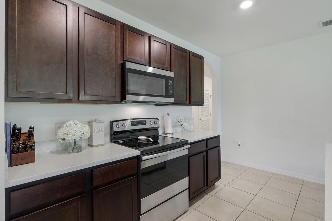 2816 Zaragoza Ct, Cape Coral, FL 33909