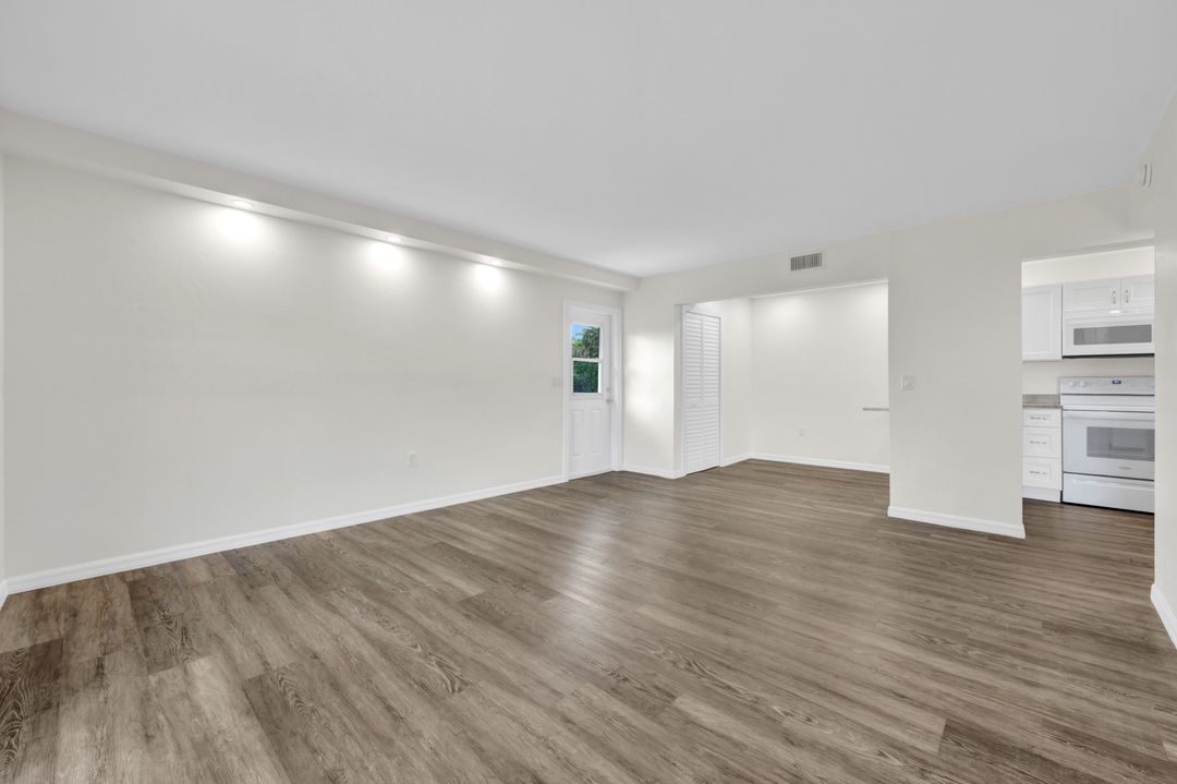 330 Kon Tiki Dr #D-1, Naples, FL 34113