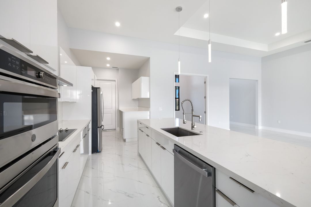 1613 NW 39th Ave, Cape Coral, FL 33993