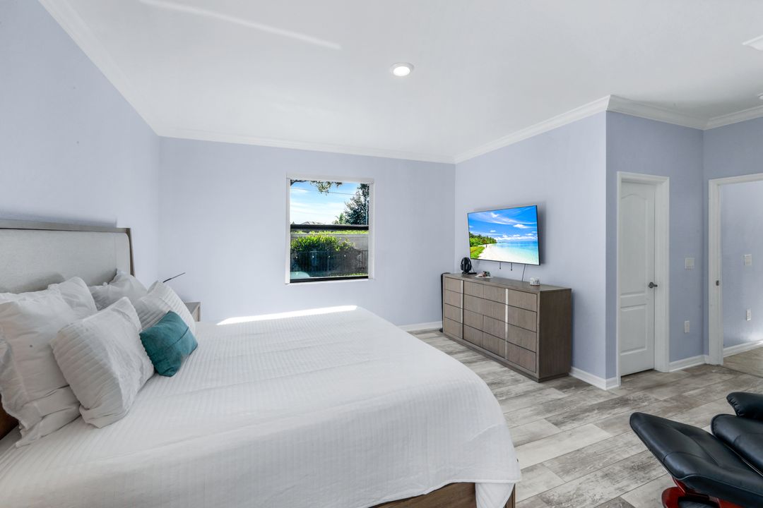 9445 Glenforest Dr, Naples, FL 34120