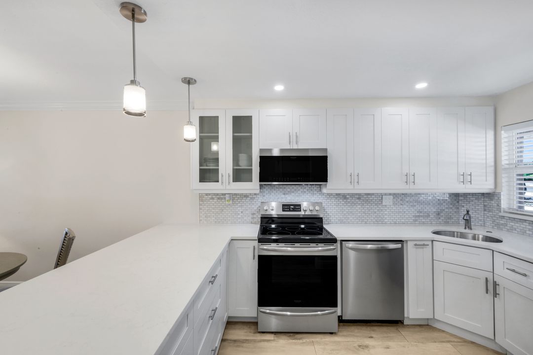 9 High Point Cir N #208, Naples, FL 34103