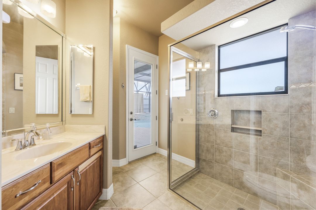 1028 Dolphin Dr, Cape Coral, FL 33904