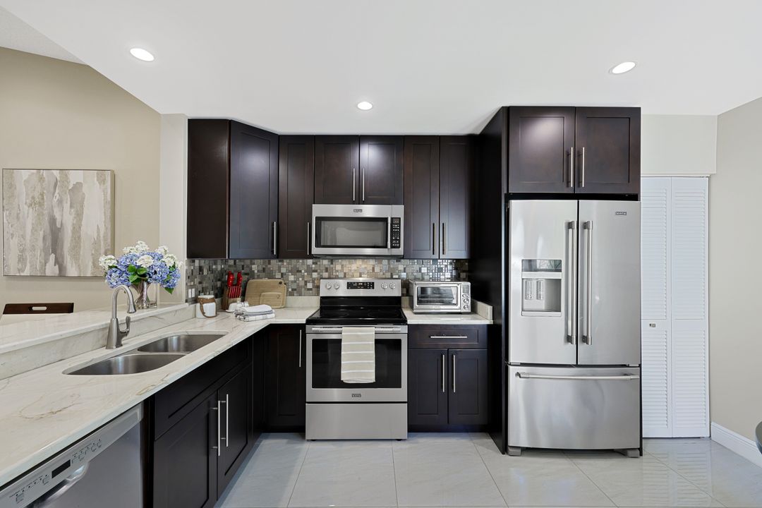 613 Serendipity Dr, Naples, FL 34108