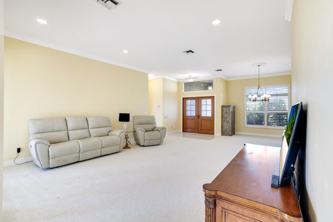 2032 Castle Garden Ln, Naples, FL 34110