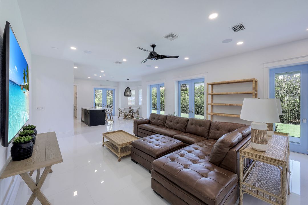 514 Corbel Dr, Naples, FL 34110