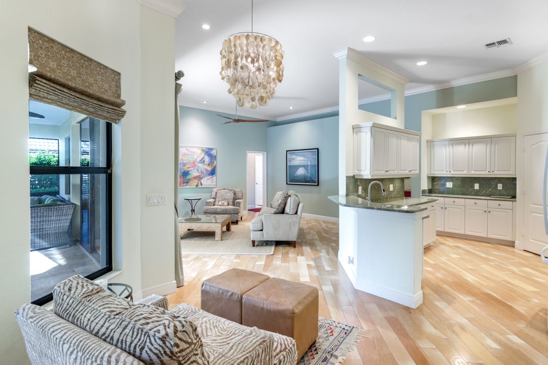 302 Sawgrass Ct, Naples, FL 34110