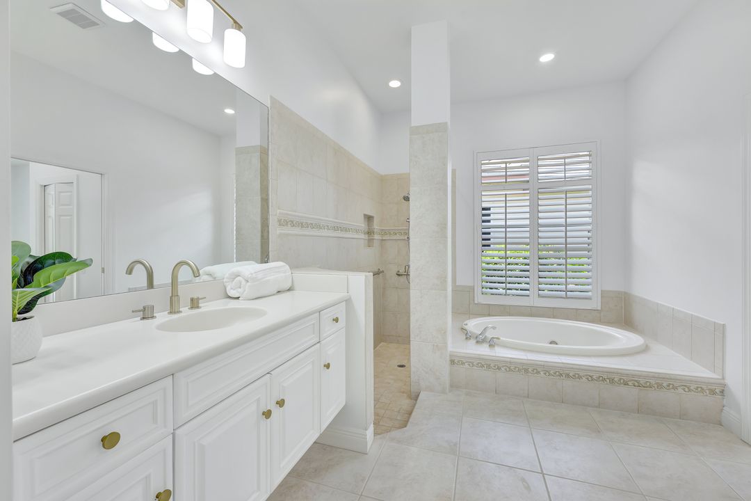 9209 Troon Lakes Dr, Naples, FL 34109