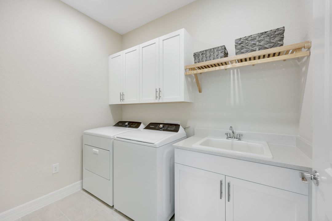 303 Indies Dr E #201, Naples, FL 34114