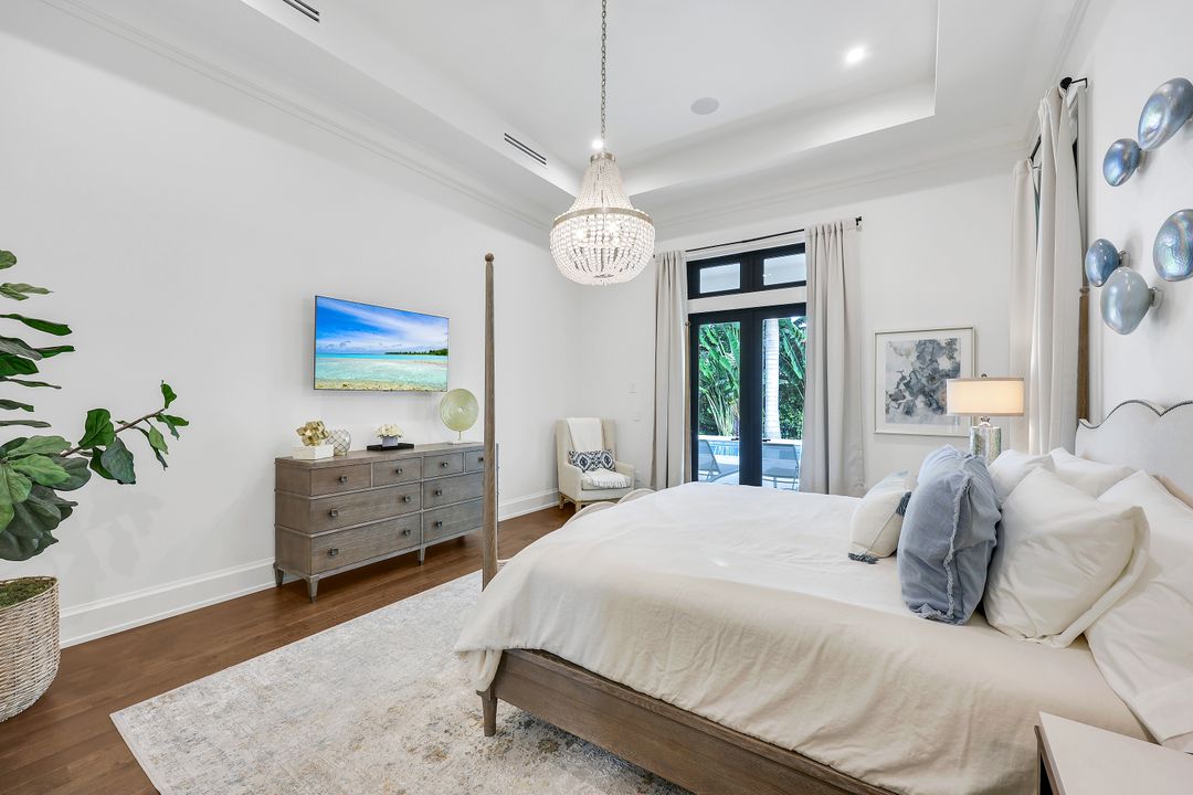 3200 Crayton Rd, Naples, FL 34103