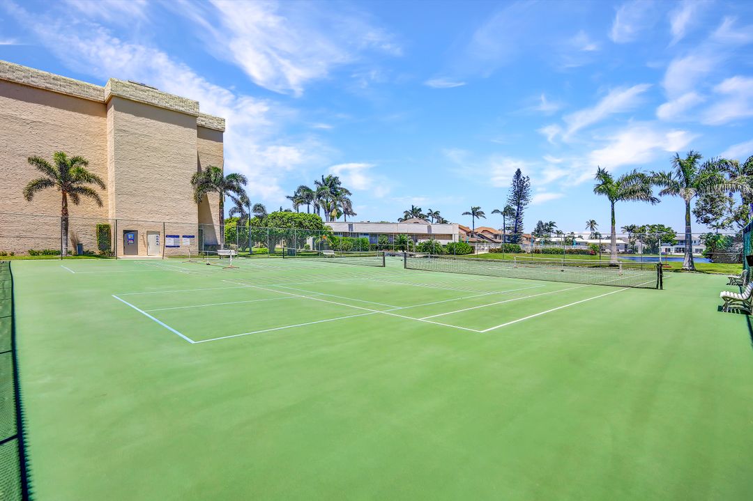 563 Park Shore Dr, Naples, FL 34103