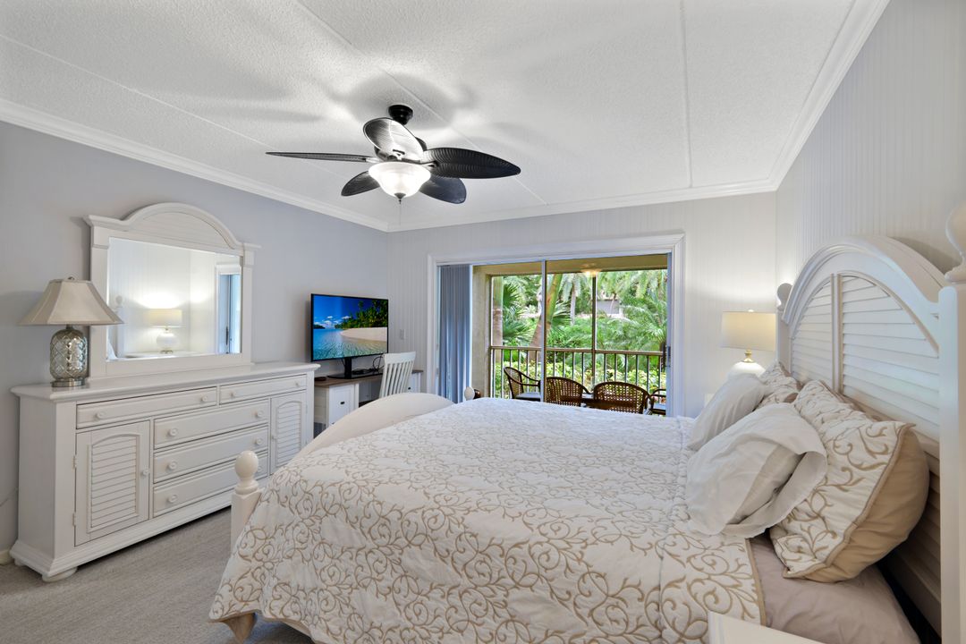 520 Club Side Dr #4, Naples, FL 34110