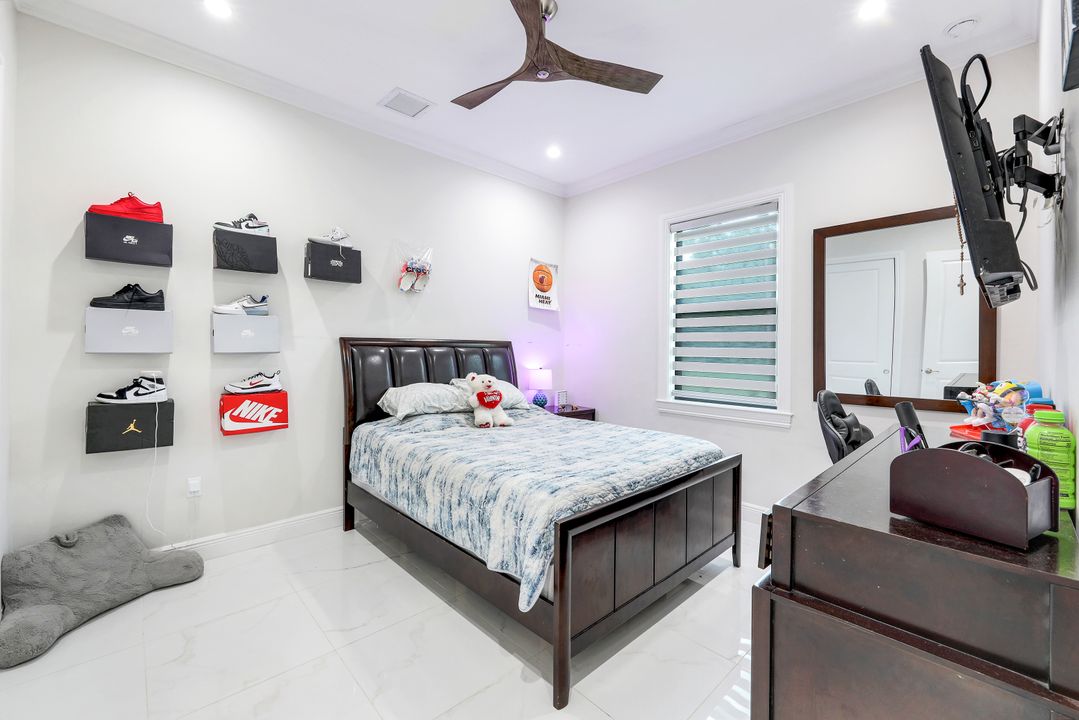 367 14th Ave NE, Naples, FL 34120