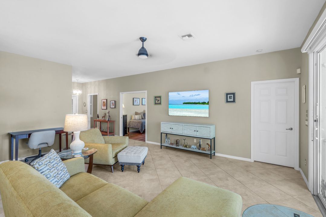 200 Stanhope Cir, Naples, FL 34104