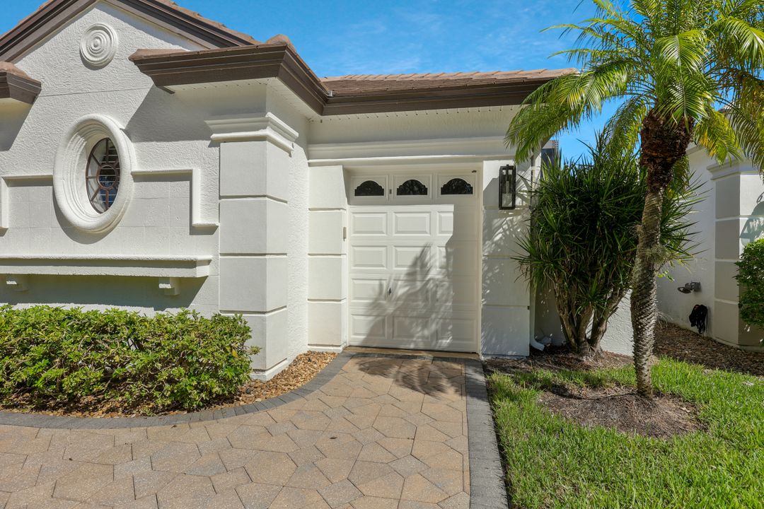 5058 Kensington High St, Naples, FL 34105