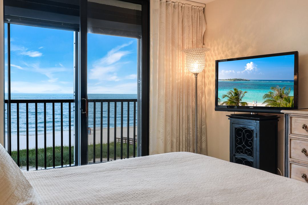 9653 Gulf Shore Dr #303, Naples, FL 34108