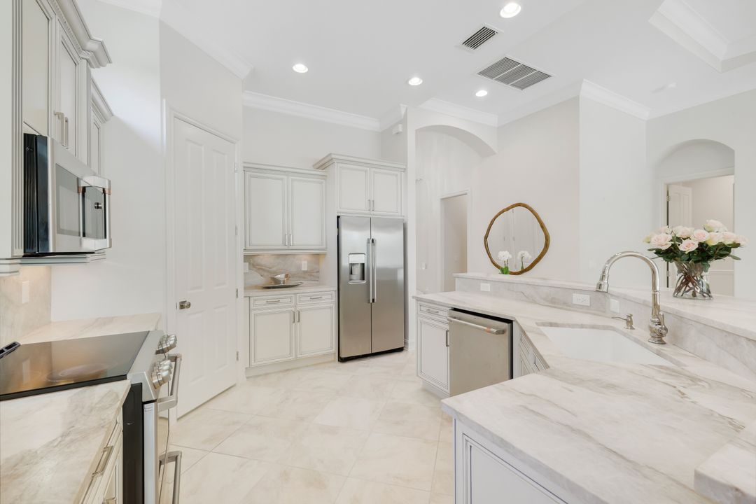 7319 Lantana Cir, Naples, FL 34119