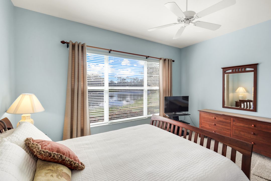 462 Preswick Ln, Naples, FL 34120