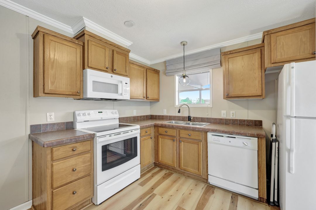 524 Menton Ln, Naples, FL 34112