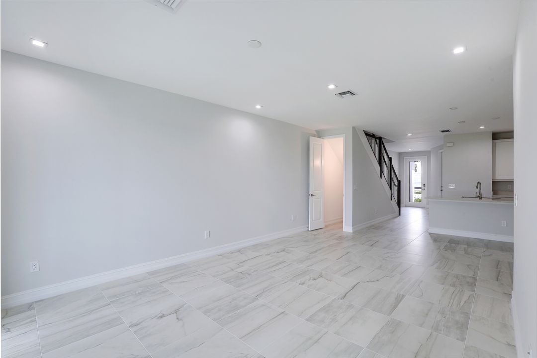 7473 Rockefeller Dr, Naples, FL 34119