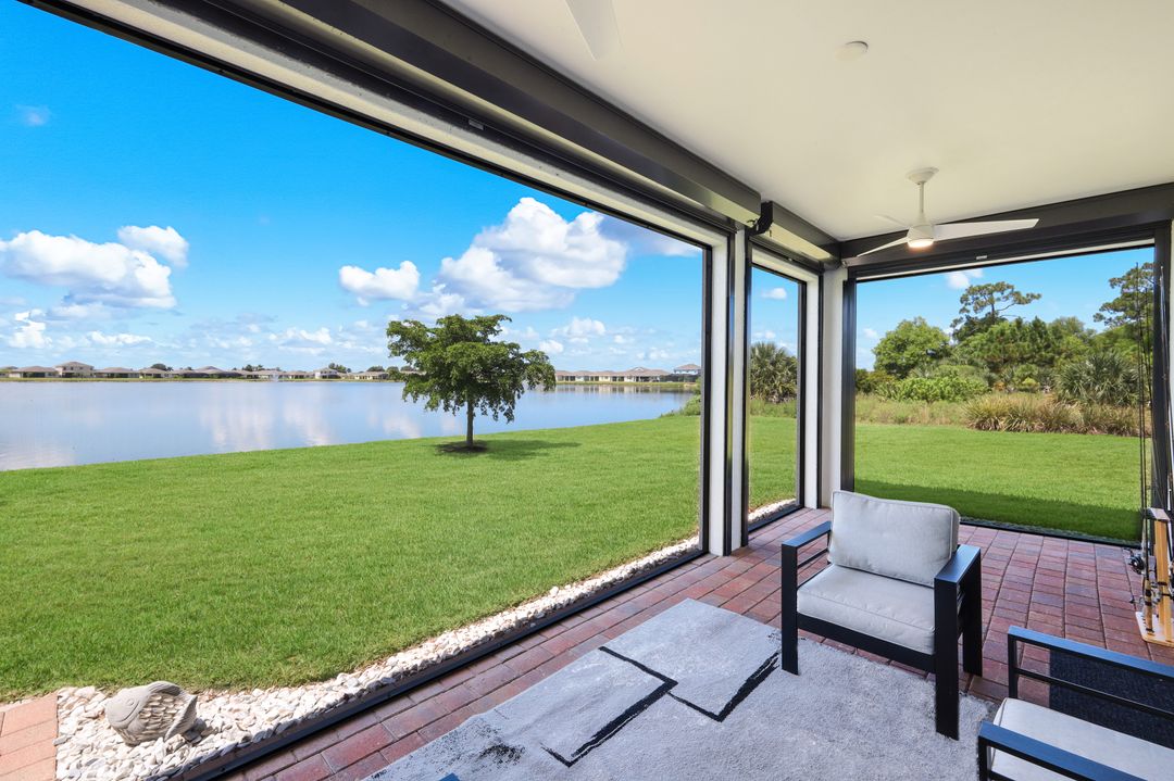 950 Stonewater Lk Ter, Cape Coral, FL 33993