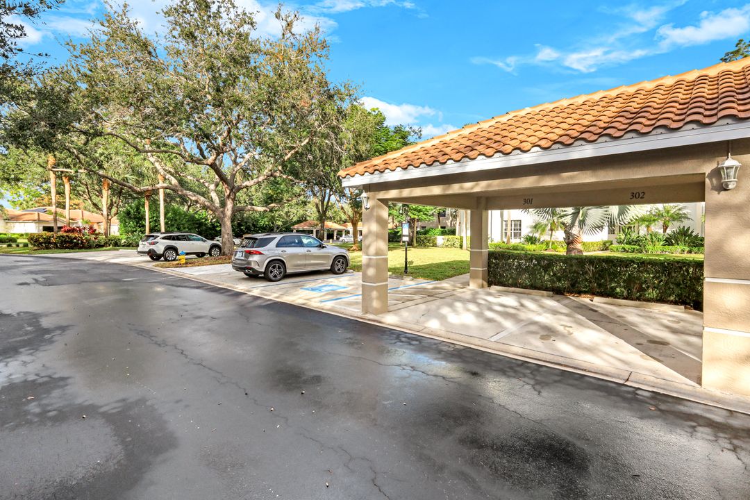 8267 Parkstone Pl #302, Naples, FL 34120