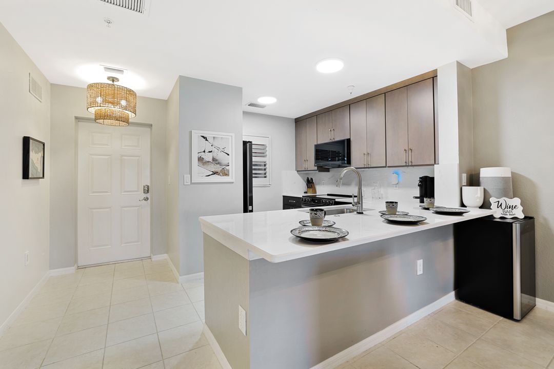 4455 Botanical Pl Cir #204, Naples, FL 34112