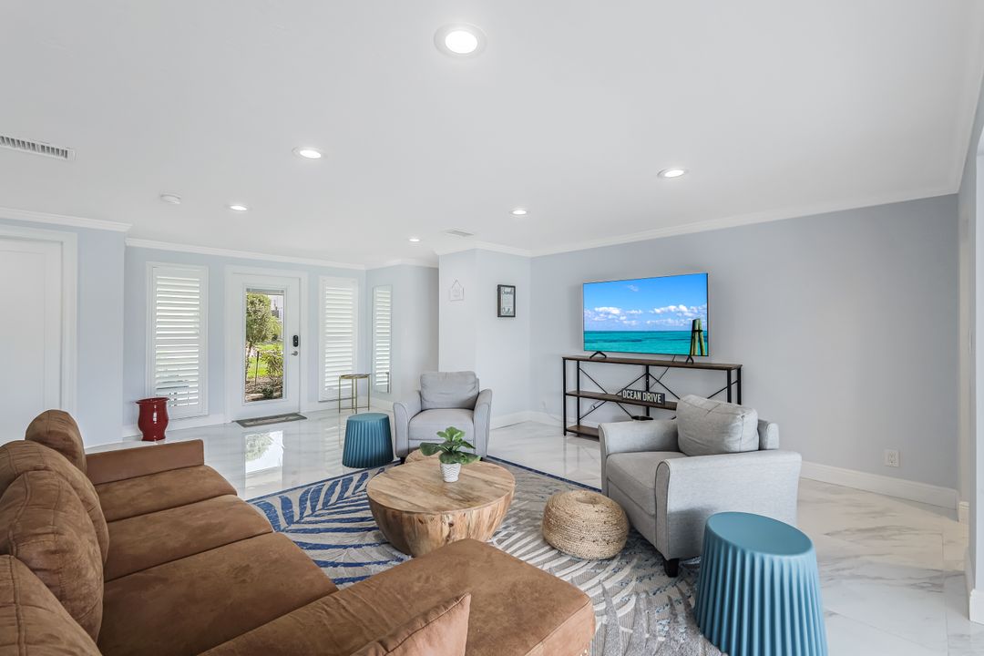 455 Bayside Ave, Naples, FL 34108