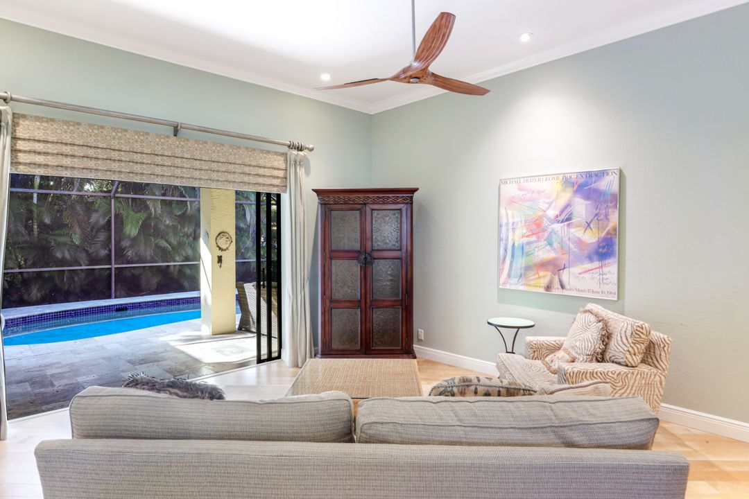 302 Sawgrass Ct, Naples, FL 34110