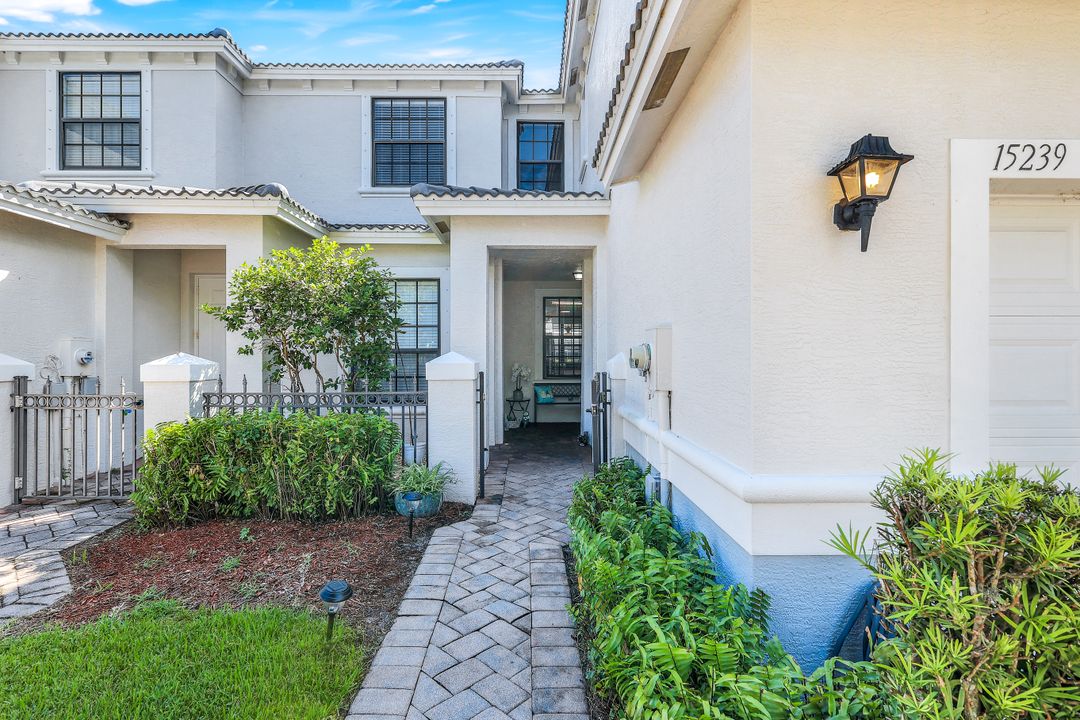 15239 Summit Pl Cir, Naples, FL 34119