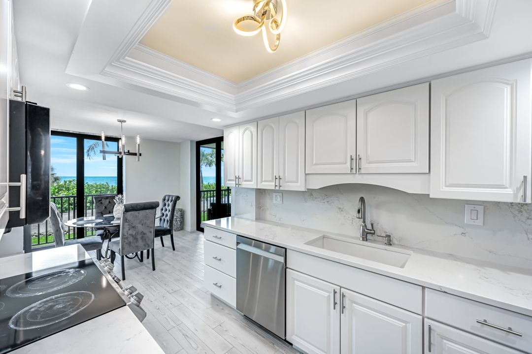 10475 Gulf Shore Dr #112, Naples, FL 34108