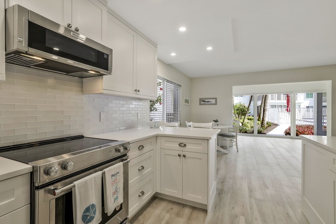 354 Harbour Dr, Naples, FL 34103