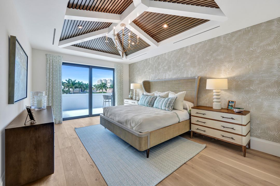 3637 Crayton Rd, Naples, FL 34103