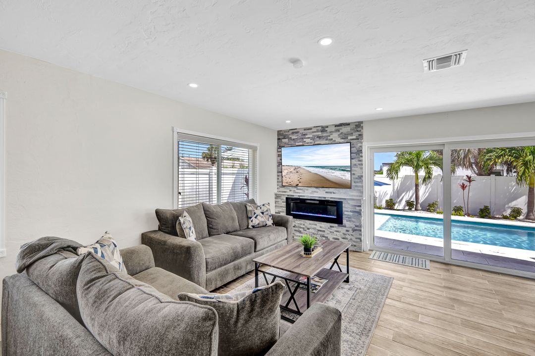 701 93rd Ave N, Naples, FL 34108