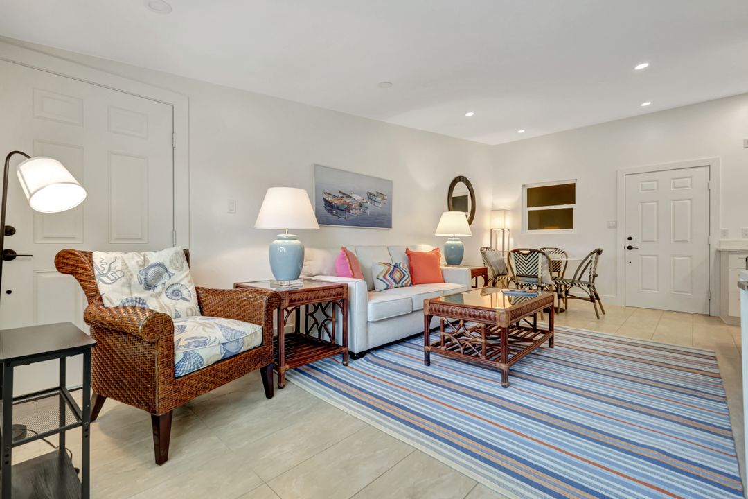 383 Harbour Dr #304, Naples, FL 34103