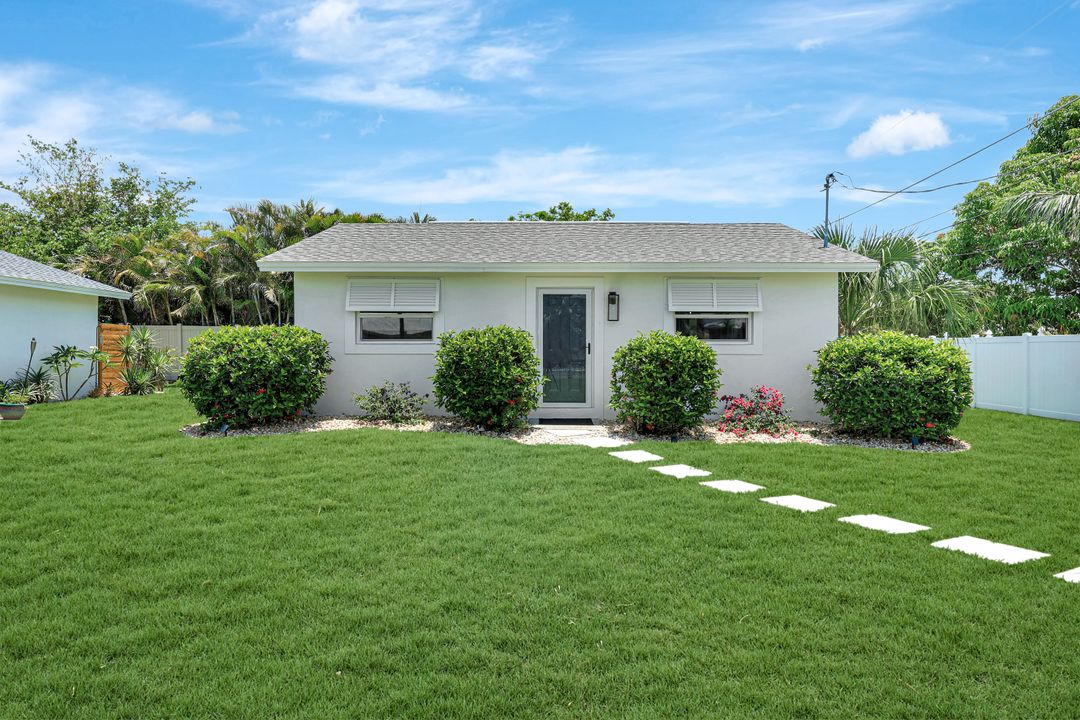 600 98th Ave N #B, Naples, FL 34108