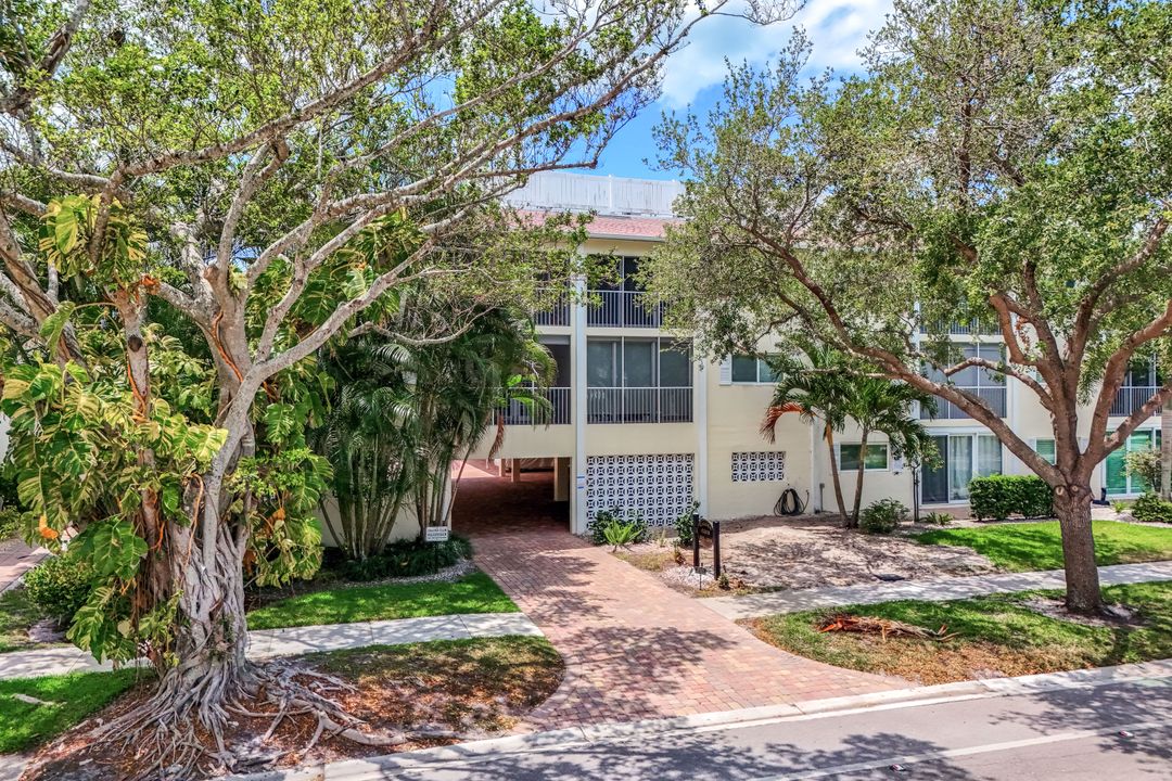 232 Banyan Blvd, Naples, FL 34102