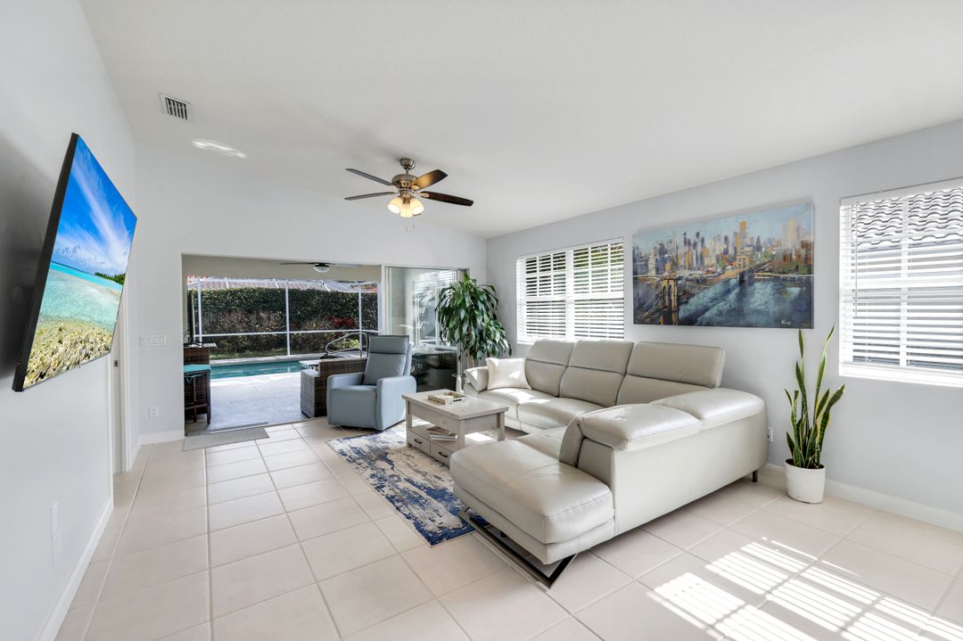4272 Redonda Ln, Naples, FL 34119