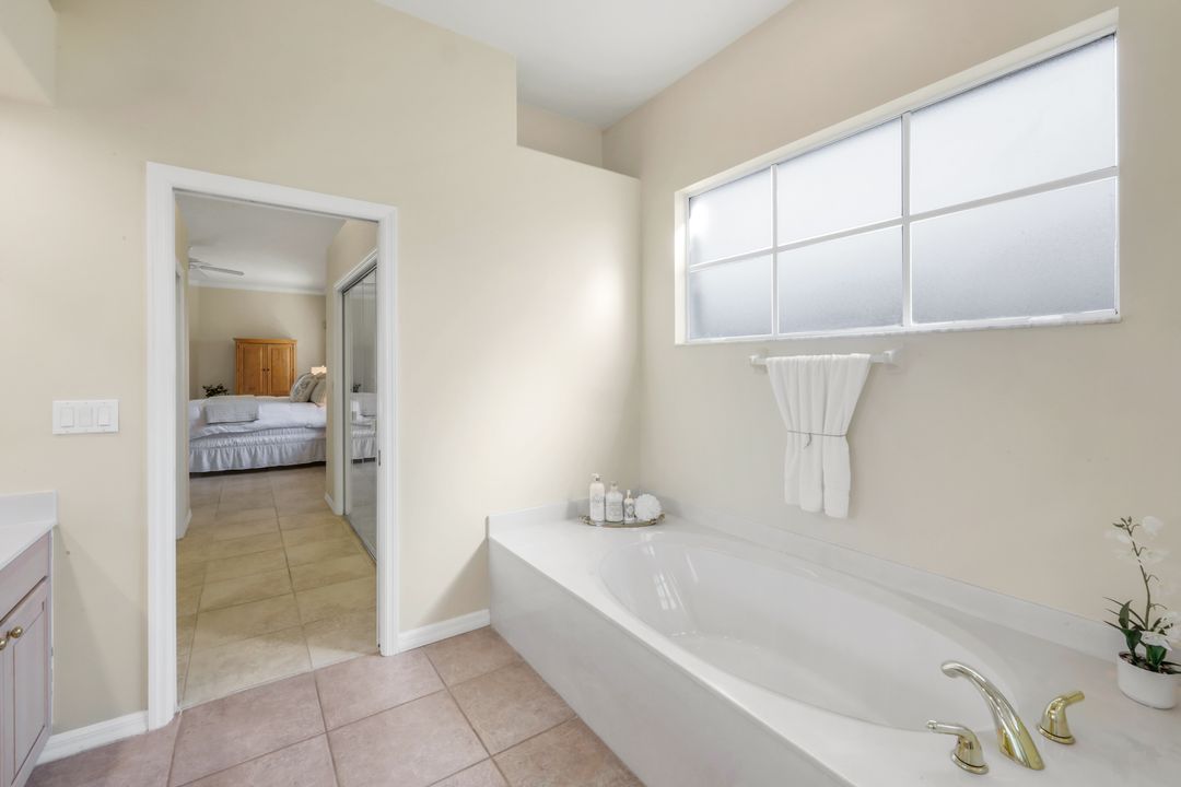 10824 Pond Ridge Dr, Fort Myers, FL 33913