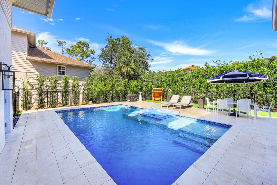 514 Corbel Dr, Naples, FL 34110