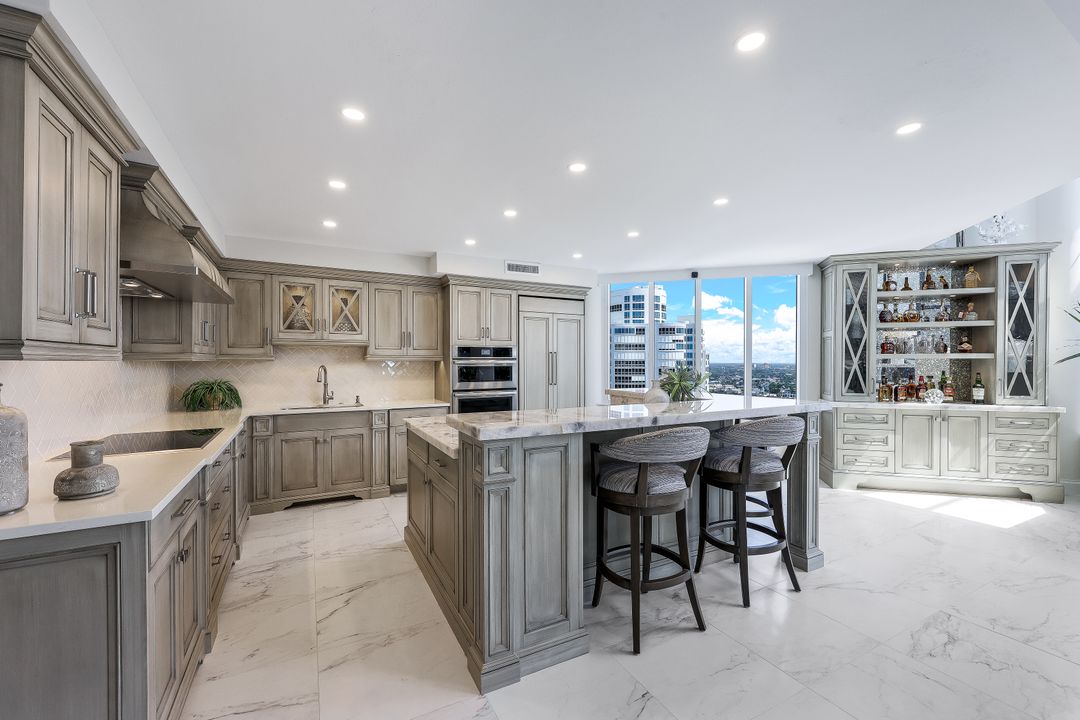 4041 Gulf Shore Blvd N #PH-6, Naples, FL 34103