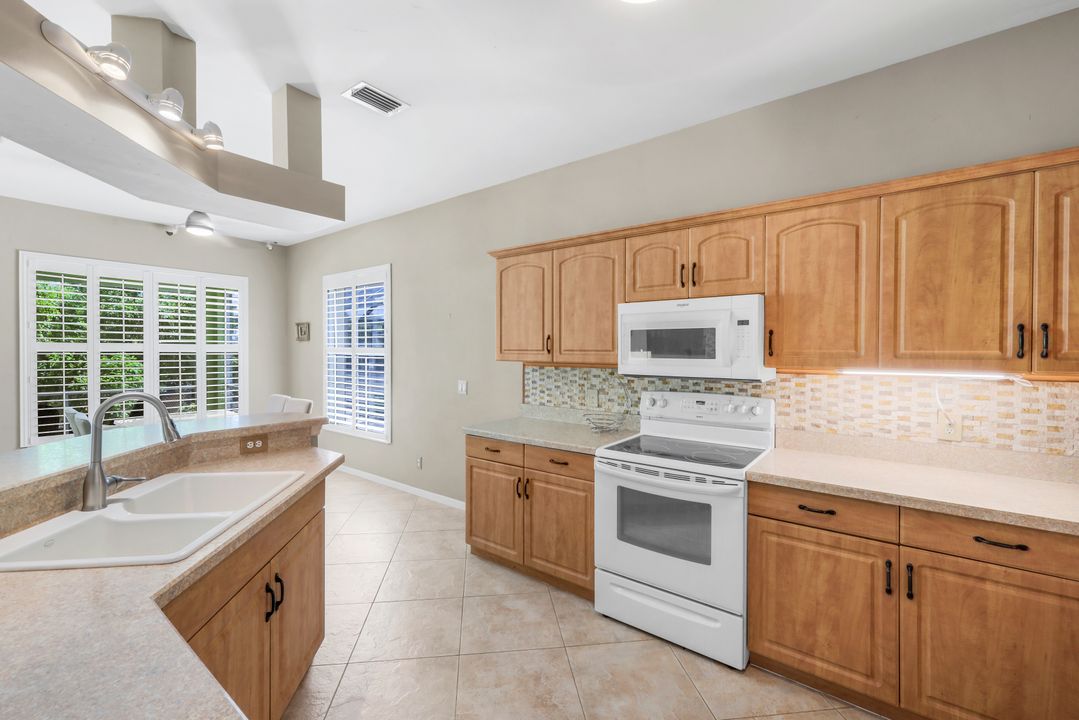 200 Stanhope Cir, Naples, FL 34104