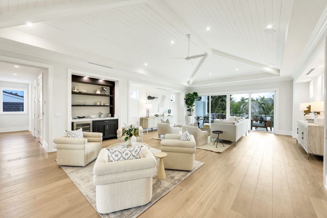 726 Riviera Dr, Naples, FL 34103