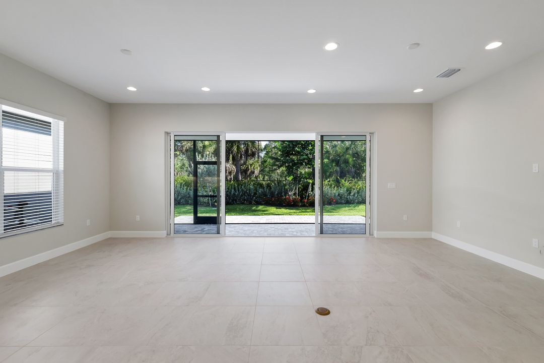 2565 Kingfisher Dr, Naples, FL 34112
