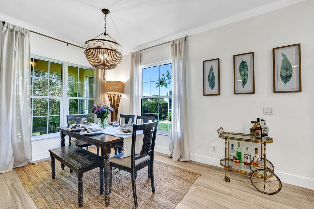 302 Stanhope Cir, Naples, FL 34104