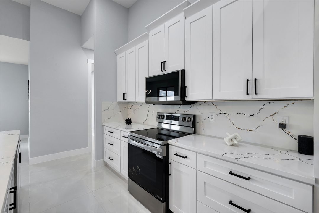 313 NE 5th St, Cape Coral, FL 33990